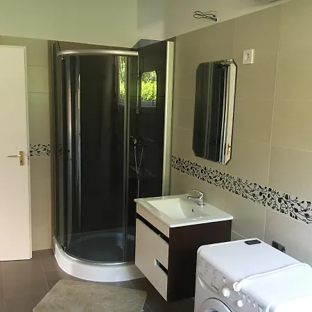 Amina Apartman *